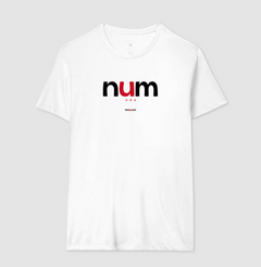 NUM – Camiseta Algodão 30.1 (Cores Claras – Masculina e Feminina) - Tem Qui Usá