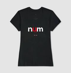 NUM – Camiseta Algodão 30.1 (Cores Escuras – Masculina e Feminina) - Tem Qui Usá