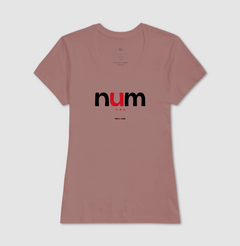 NUM – Camiseta Algodão 30.1 (Cores Claras – Masculina e Feminina) - Tem Qui Usá