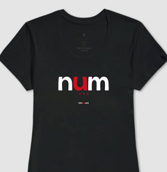 NUM – Camiseta Algodão 30.1 (Cores Escuras – Masculina e Feminina) - Tem Qui Usá