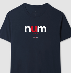 NUM – Camiseta Algodão 30.1 (Cores Escuras – Masculina e Feminina)