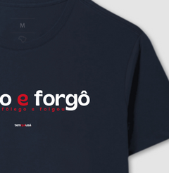 FORGO E FORGÔ – Camiseta Algodão 30.1 (Cores Escuras – Masculina e Feminina) - Tem Qui Usá