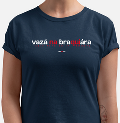 Imagem do VAZÁ NA BRAQUIÁRA – Camiseta Algodão 30.1 (Cores Escuras – Masculina e Feminina)