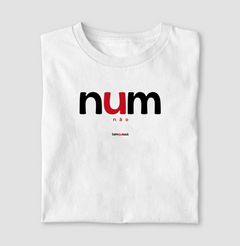 NUM – Camiseta Algodão 30.1 (Cores Claras – Masculina e Feminina)