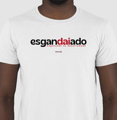 ESGANDAIADO – Camiseta Algodão 30.1 (Cores Claras – Masculina e Feminina)