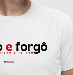FORGO E FORGÔ – Camiseta Algodão 30.1 (Cores Claras – Masculina e Feminina) - Tem Qui Usá
