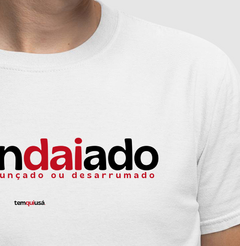 ESGANDAIADO – Camiseta Algodão 30.1 (Cores Claras – Masculina e Feminina) - Tem Qui Usá