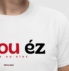 ÊZ OU ÉZ – Camiseta Algodão 30.1 (Cores Claras – Masculina e Feminina) - Tem Qui Usá