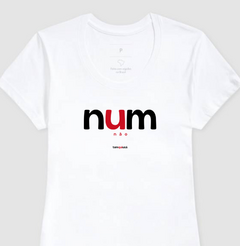 NUM – Camiseta Algodão 30.1 (Cores Claras – Masculina e Feminina) - Tem Qui Usá