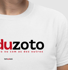 CASDUZOTO – Camiseta Algodão 30.1 (Cores Claras – Masculina e Feminina) - Tem Qui Usá