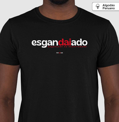 ESGANDAIADO – Camiseta Algodão Peruano (Cores Escuras – Masculina e Feminina) - Tem Qui Usá