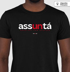 ASSUNTÁ – Camiseta Algodão Peruano (Cores Escuras – Masculina e Feminina) - Tem Qui Usá