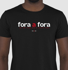 FORA A FORA – Camiseta Algodão 30.1 (Cores Escuras – Masculina e Feminina)