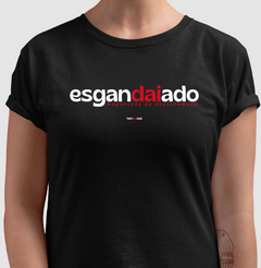 ESGANDAIADO – Camiseta Algodão 30.1 (Cores Escuras – Masculina e Feminina) - Tem Qui Usá
