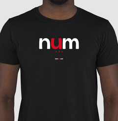 NUM – Camiseta Algodão 30.1 (Cores Escuras – Masculina e Feminina) - Tem Qui Usá