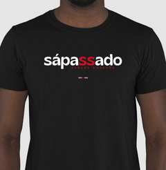 SÁPASSADO – Camiseta Algodão 30.1 (Cores Escuras – Masculina e Feminina) - Tem Qui Usá