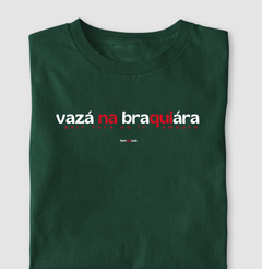 Imagem do VAZÁ NA BRAQUIÁRA – Camiseta Algodão 30.1 (Cores Escuras – Masculina e Feminina)