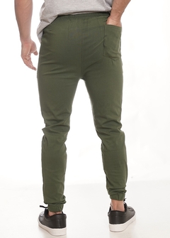 Jogger verde oscuro en internet