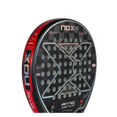 Nox AT10 18K 2023: visual elegante, carbono trançado aparente, detalhes em vermelho e cinza sobre base preta fosca.