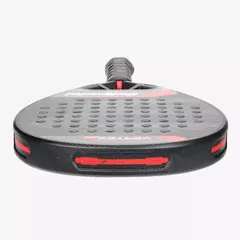 Preto com detalhes em vermelho e prata.