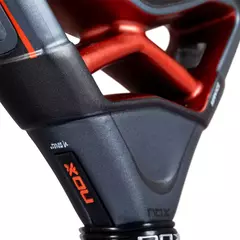 Design elegante com base preta, detalhes em vermelho e acabamentos dourados.