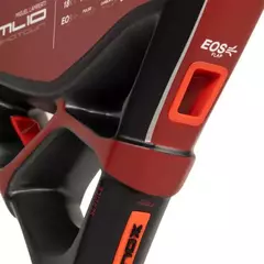 Preto acetinado com detalhes em vermelho intenso e acabamentos em cinza claro e prata.