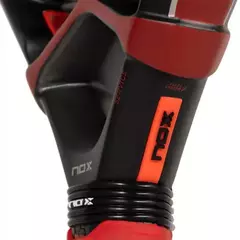 Preto acetinado com detalhes em vermelho intenso e acabamentos em cinza claro e prata.