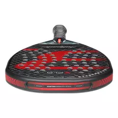 Preto com detalhes em vermelho e acabamentos em cinza.