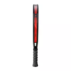 Preto com detalhes em vermelho e acabamentos em cinza.