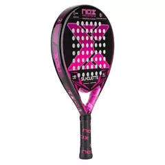 Preto com detalhes em rosa e cinza.