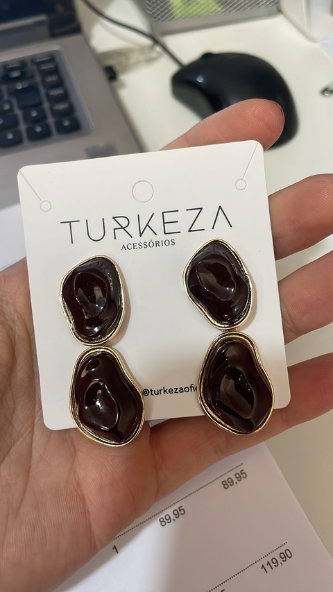 BRINCO LONGO RESINADO MARROM