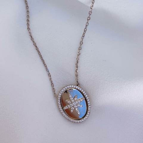 COLAR PINGENTE ROSA DOS VENTOS MEDALHA CRAVEJADA PRATA - comprar online