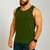 Regata masculina verde musgo básica lisa, vista frontal, em um homem com barba e relógio.