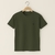 Camiseta gola redonda verde musgo masculina em tecido liso, pendurada em cabide de madeira