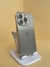 iPhone con carcasa transparente de esquinas reforzadas sobre soporte blanco