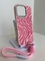Carcasa de teléfono con diseño de cebra en tonos rosa y strap de sujeción.