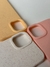 Carcasas básicas para iPhone en colores amarillo, blanco y rosa, con diseño de puntos.