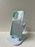 Carcasa para iPhone con bordes reforzados en color transparente y verde, montada en un soporte.