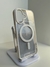 Carcasa Magsafe blanca para iPhone, mostrando diseño transparente y anillo magnético en la parte posterior.