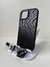 Carcasa para iPhone con diseño de patrón cebra en negro y gris con strap negro y gris