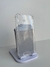 Carcasa transparente para teléfono con esquinas reforzadas mostrada sobre un soporte blanco
