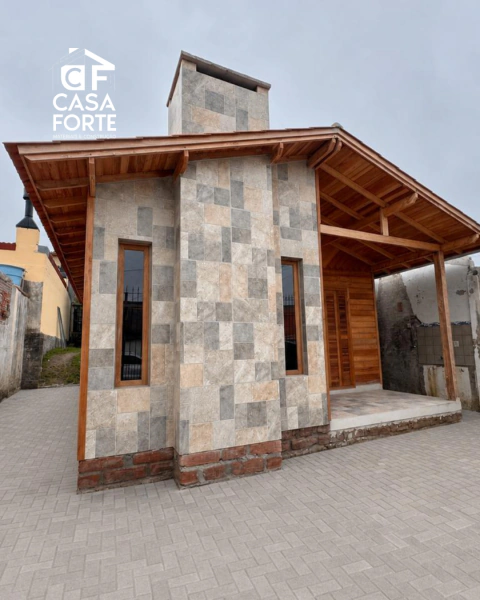 Casa Eucalipto com telha cerâmica e lareira revestida