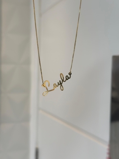 Colar Semijoia Nome Manuscrito Dourado na internet
