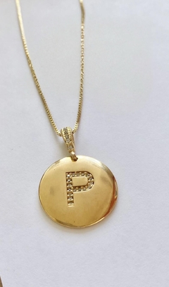Colar Semijoia Pingente Medalha com Letra - comprar online