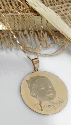 Colar Semijoia Medalha com Foto Dourado na internet
