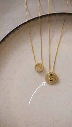 Colar Medalha Menino Cravejado Dourado na internet