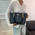 Nova presbiopia bolsa textura de couro macio grande capacidade bolsa feminina co na internet