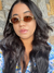 Modelo oval lentes marrom e detalhes no dourado