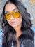 Modelo Natália lentes amarelas