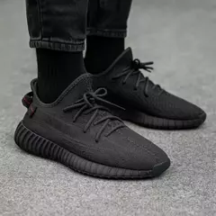 Zapas tipo Yeezy Gris detalle rojo - rumrum_mdq